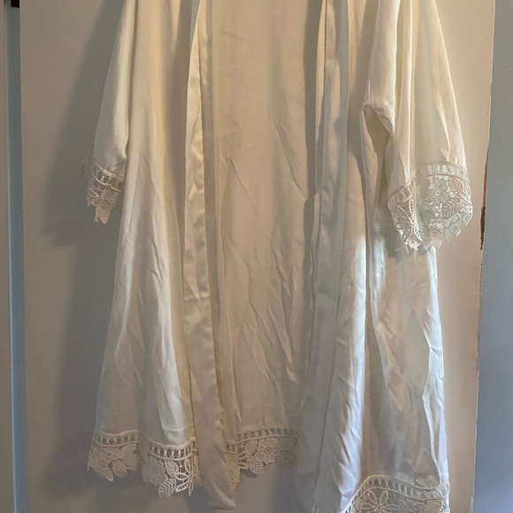 Le Rose Bridal Robe - Picture 2 of 3